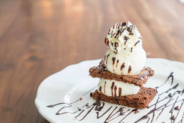 Brownies σοκολάτας με παγωτό βανίλια — Φωτογραφία Αρχείου