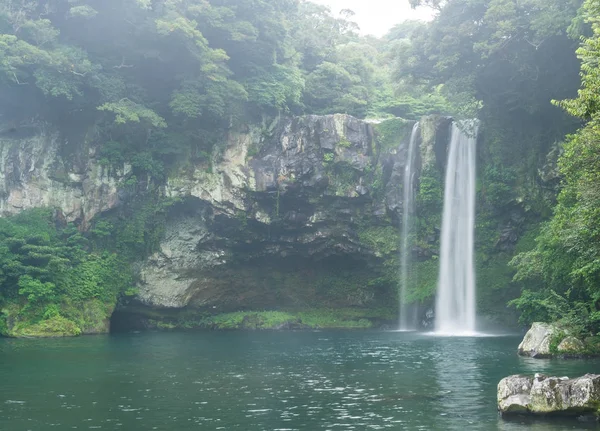 Cascades Cheonjiyeon dans l'île de Jeju — Photo