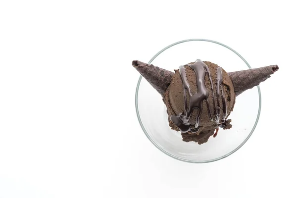 Cucharada de helado chocolatado en vidrio — Foto de Stock