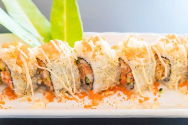 suşi roll maki tempura