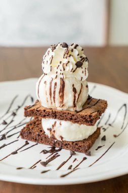 vanilyalı dondurma ile çikolatalı kek