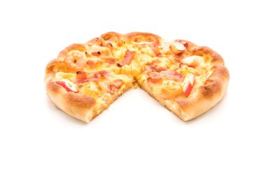 Beyaz arka plan üzerinde izole hawaiian deniz ürünleri pizza 