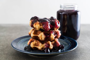 yaban mersini sosu ile waffle 