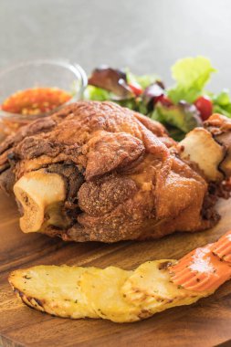 Gevrek domuz knuckle veya Alman domuz Hocks