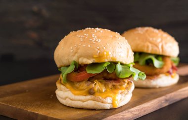 Ev yapımı taze lezzetli burger Close-Up 