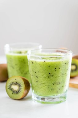Sağlıklı taze kivi smoothie cam