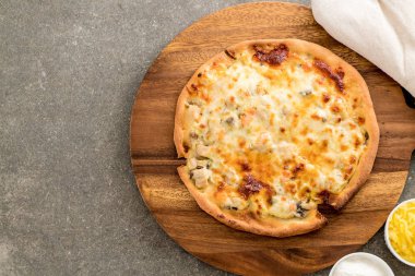 Kremalı mantarlı pizza