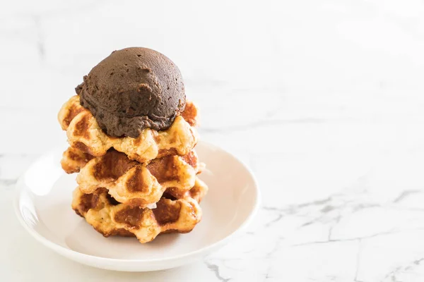 Waffle with chocolate ice cream — Stock Photo, Image