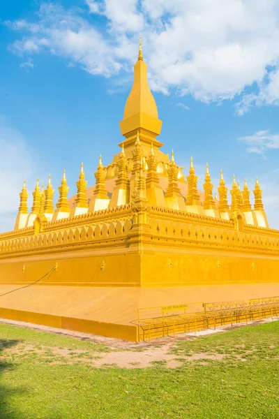 Hermosa arquitectura en Pha That Luang, Vientiane, Laos . — Foto de Stock