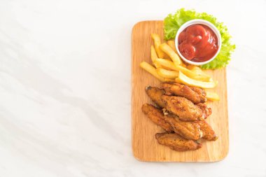 Kızarmış tavuk kanadı.