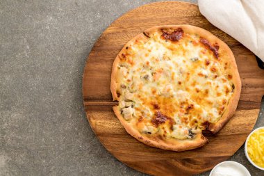 Kremalı mantarlı pizza