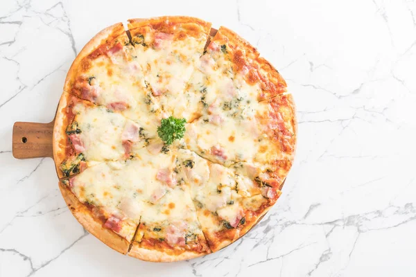 Pizza z szpinakiem i boczkiem — Zdjęcie stockowe