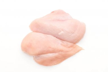 Taze çiğ tavuk filetosu.