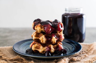 yaban mersini sosu ile waffle 