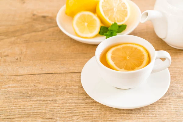 Горячий лимонный чай — стоковое фото