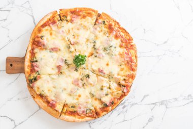 Ispanak ve pastırma pizza