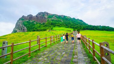 Jeju, Kore - 9 Temmuz 2017: turist Seongaksan Mounta ziyaret