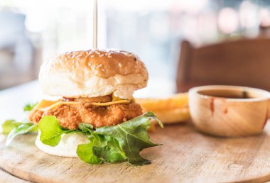 Peynirli hamburger ile kızarmış tavuk