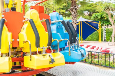 Renkli lunapark treni koltuk eğlence parkı 