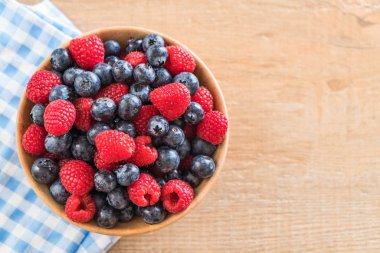 taze yaban mersini ve rasberry 