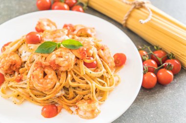 Spagetti karides, domates, fesleğen ve peynir ile 