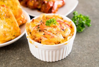 peynir ve yengeç sopa ile pişmiş makarna