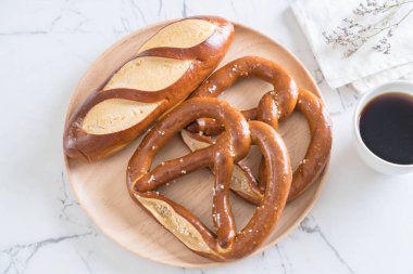 tuzlu kraker ve düz laugan ekmek 