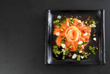 taze somon çiğ baharatlı salata