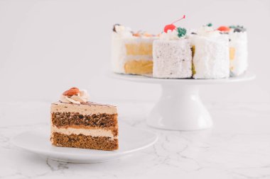 kahve pasta plaka üzerinde