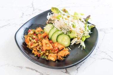 Kızarmış somon baharatlı salata