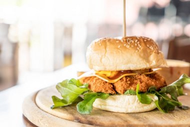 Peynirli hamburger ile kızarmış tavuk