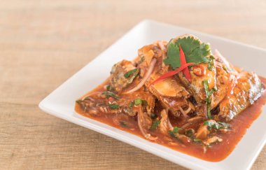 Baharatlı uskumru salatası