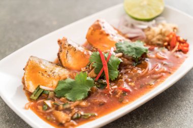 Baharatlı uskumru salatası