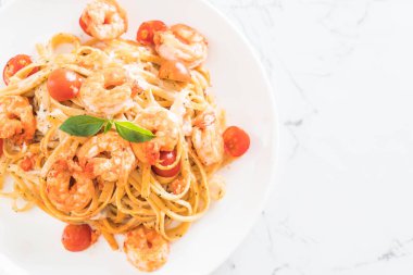 Spagetti karides, domates, fesleğen ve peynir ile 