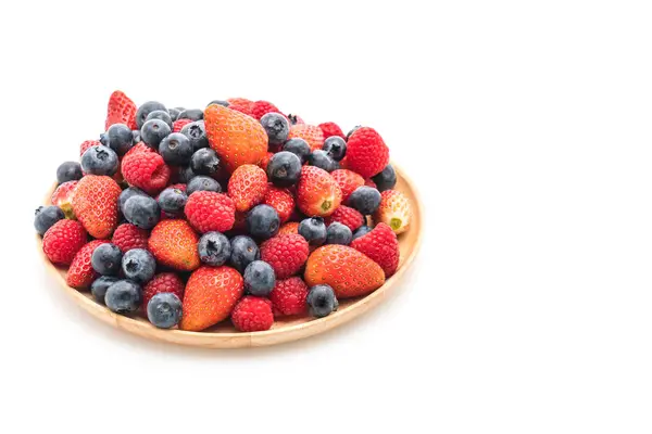 Frische Blaubeere, Erdbeere und Himbeere auf Weiß — Stockfoto