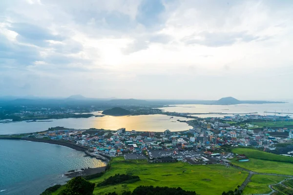 Jeju şehir manzarası görünümünden Seongsan Ilchulbong, Jeju Adası.