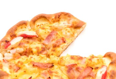 Beyaz arka plan üzerinde izole hawaiian deniz ürünleri pizza 