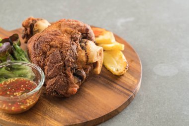 Gevrek domuz knuckle veya Alman domuz Hocks