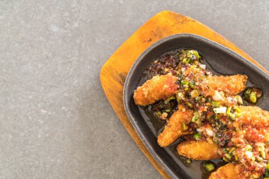 Kızarmış Balık sopa baharatlı sos ile