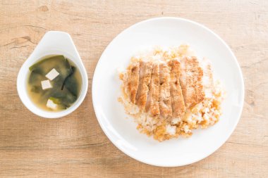 Teriyaki domuz miso çorbası ile tepesinde pirinç