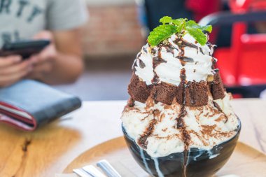 buz tıraş çikolatalı kek ile 