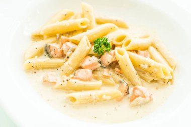 Penne carbonara makarna somon ile