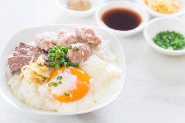 domuz eti ve yumurta ile pirinç lapası