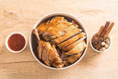 pot demlenmiş Ördek sosu ve ingradients ile