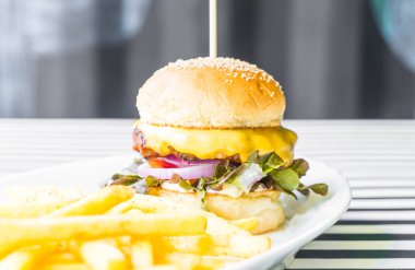 Biftek ve patates kızartması.