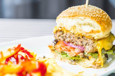 Biftek ve patates kızartması.