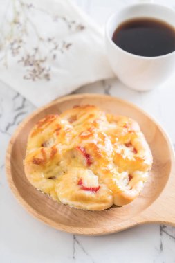 Yengeç sopa ekmek ile