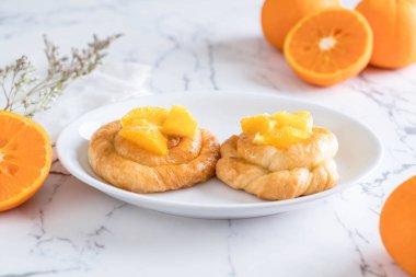 Turuncu plaka üzerinde tart