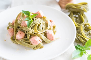 ıspanak fettuccine somon ile