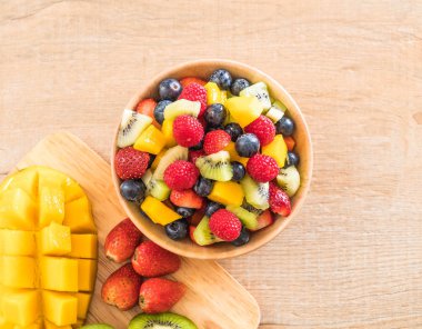 karışık taze meyve (çilek, ahududu, yaban mersini, kivi, mang